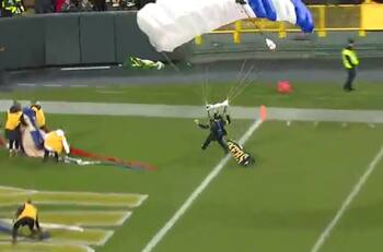 Paracaidista cayó en medio de partido de Carolina Panthers y se estrelló contra el muro