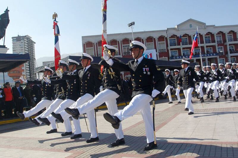 Funcionarios de la Armada de Chile desfilan por el Día de las Glorias Navales frente al Colegio Inglés
