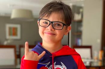 ¡Aparece junto a su papá!: El tierno regalo que le hizo una hincha al hijo de Walter Montillo