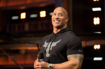 A partir de la tragedia de "Rust": Dwayne Johnson, "La Roca", no usará armas reales en sus películas