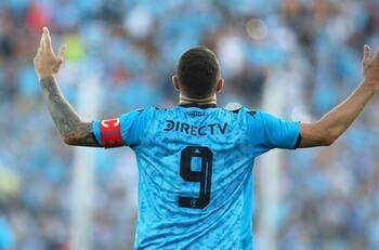 Tuvo un fantasmal paso por el fútbol chileno, pudo llegar a Colo Colo y ahora es goleador en el Ascenso de Argentina