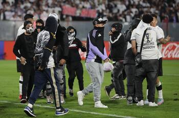 Vergonzoso: barristas de Colo Colo ingresaron a la Casa Alba y robaron todo a su paso