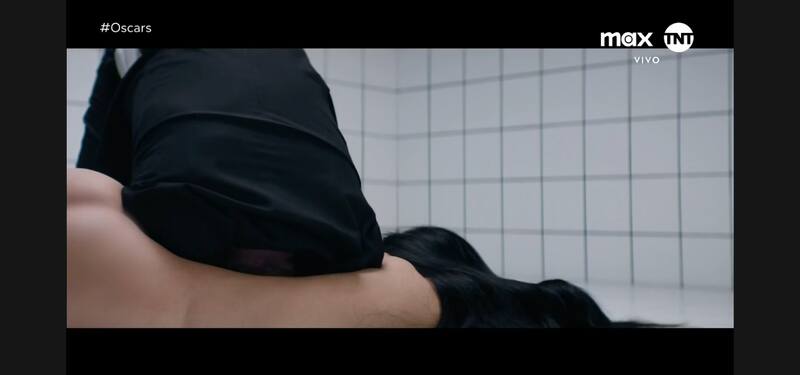 Tuvo que volver para rescatar su zapato. Créditos: TNT.