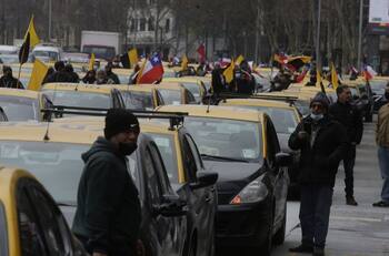 VIDEO | Taxistas cortaron la Alameda en protesta contra las aplicaciones de transporte