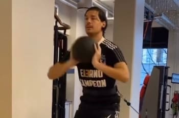 VIDEO | Miiko Albornoz volvió a entrenar con ropa de Colo Colo y guiño al "Eterno Campeón"