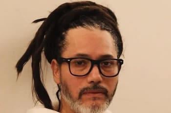 “Duele y mucho”: Árbol cayó sobre la casa de Quique Neira en medio del temporal