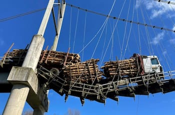 Ministerio de Obras Públicas anunció acciones legales por camión atrapado en puente en Carahue