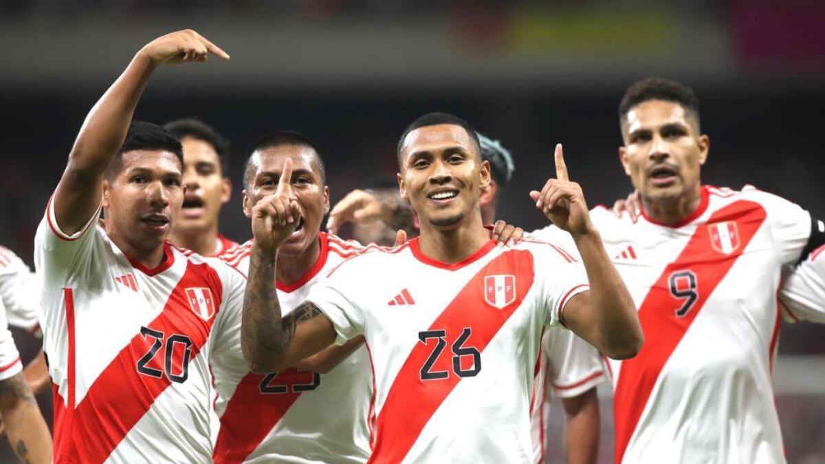 Jugadores de la Selección Peruana celebran el gol de Bryan Reyna que les significó el triunfo sobre Corea del Sur en Busan.