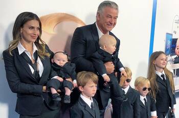 Hasta Fernanda Urrejola le respondió: Esposa de Alec Baldwin envió triste mensaje a víctimas del accidente de "Rust"