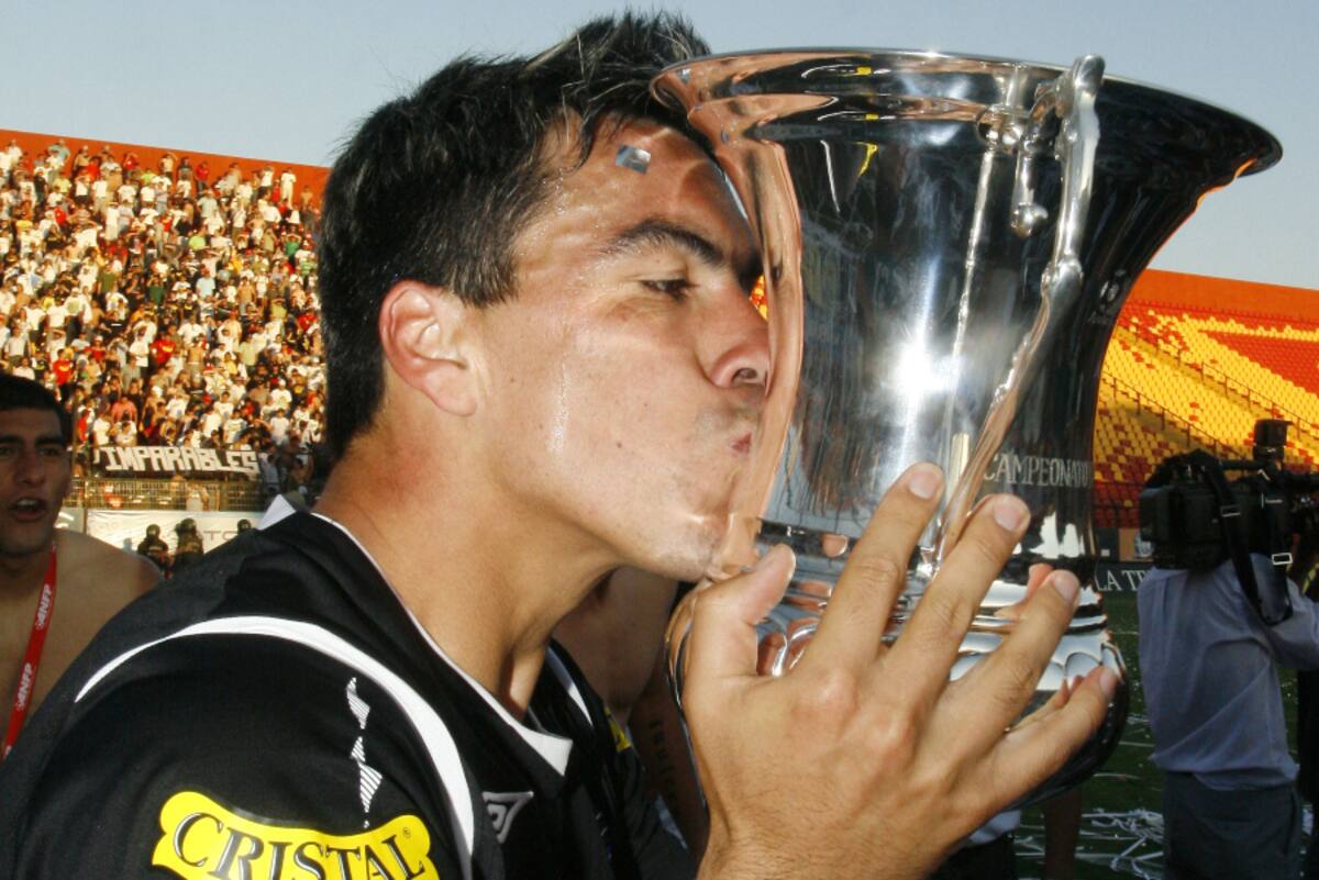 FUTBOL, UNIVERSIDAD CATOLICA VS COLO COLO .
PARTIDO FINAL, PLAY OFF, CAMEONATO CLAUSURA 2009.
ESTEBAN PAREDES, JUGADOR DE COLO COLO LEVANTA LA COPA DEL CAMPEONATO CLAUSURA 2009.
09/12/2009
SANTIAGO, CHILE
CLAUDIO DIAZ/PHOTOSPORT
SOCCER,UNIVERSIDAD CATOLICA VS COLO COLO .
FINAL MATCH, PLAY OFF, CLOSURE CHAMPIONSHIP 2009.
ESTEBAN PAREDES, PLAYER OF COLO COLO CELEBRATES WITH THE TROPHY OF CHAMIONSHIP APERTURE 2009.
09/12/2009
SANTIAGO, CHILE
CLAUDIO DIAZ/PHOTOSPORT