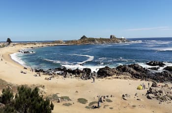 A 1 hora y media de Santiago: la encantadora playa de aguas cristalinas perfecta pasa pasar la última semana de verano