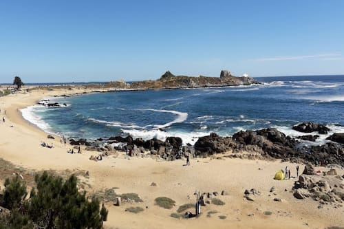 A 1 hora y media de Santiago: la encantadora playa de aguas cristalinas perfecta pasa pasar la última semana de verano