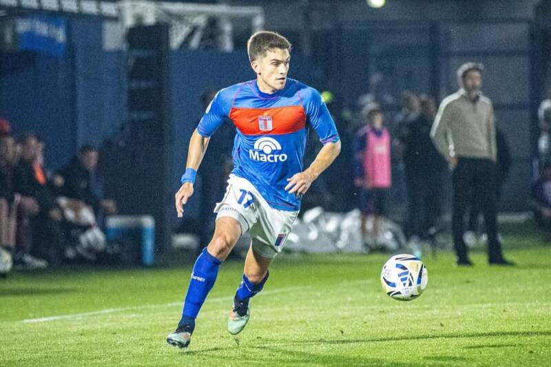 . El lateral chileno con la camiseta de Tigre.