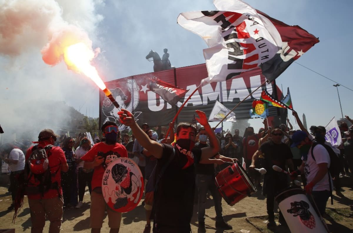 Aniversario 18-O: Con incidente aislado comenzó manifestación en Plaza Baquedano