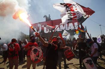 Aniversario 18-O: Con incidente aislado comenzó manifestación en Plaza Baquedano