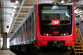 Metro de Santiago restablece servicio en siete estaciones de Línea 4 por persona en la vía