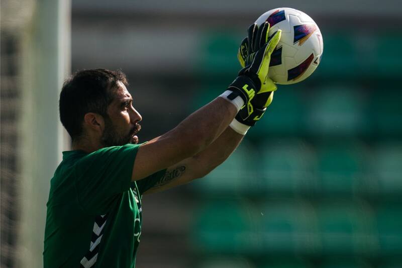 El arquero chileno del Betis no ha podido debutar en la Liga 2023/24 por lesión.