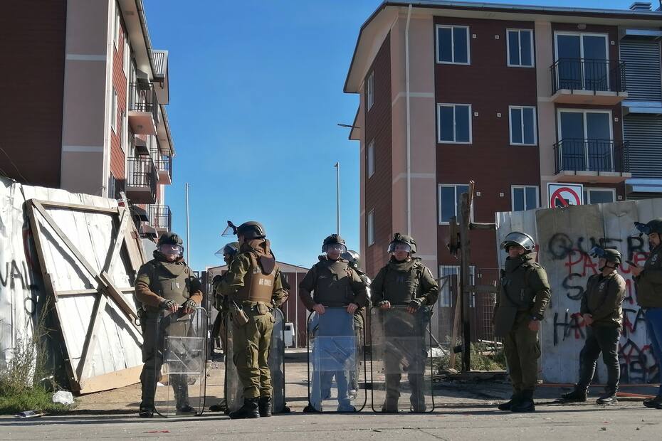 San Pedro de la Paz, 4 de mayo de 2023
Carabineros está desalojando una toma de departamentos que iban a ser entregados por el Serviu, ubicados en la comuna de San Pedro de la Paz.
Gonzalo Villegas/Aton Chile