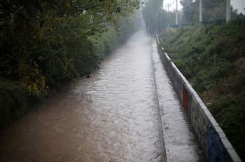 Carabineros rescató a hombre que cayó al canal San Carlos durante la madrugada de este lunes