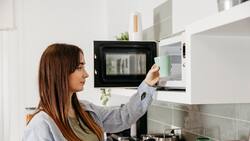 Cómo dejar tu microondas limpio y libre de grasa usando solo vinagre blanco