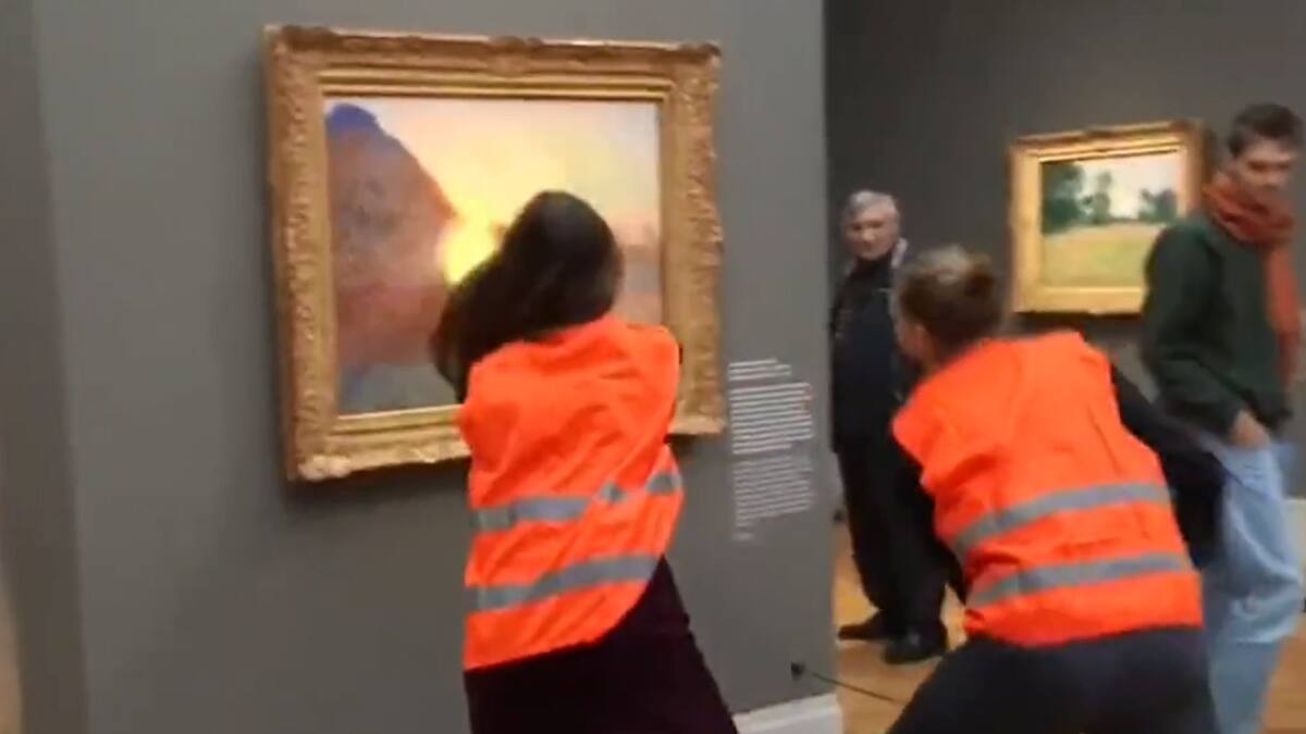 VIDEO | Activistas por el cambio climático lanzan puré de papas a pintura "Meules" de Monet: "La gente está muriendo de hambre"