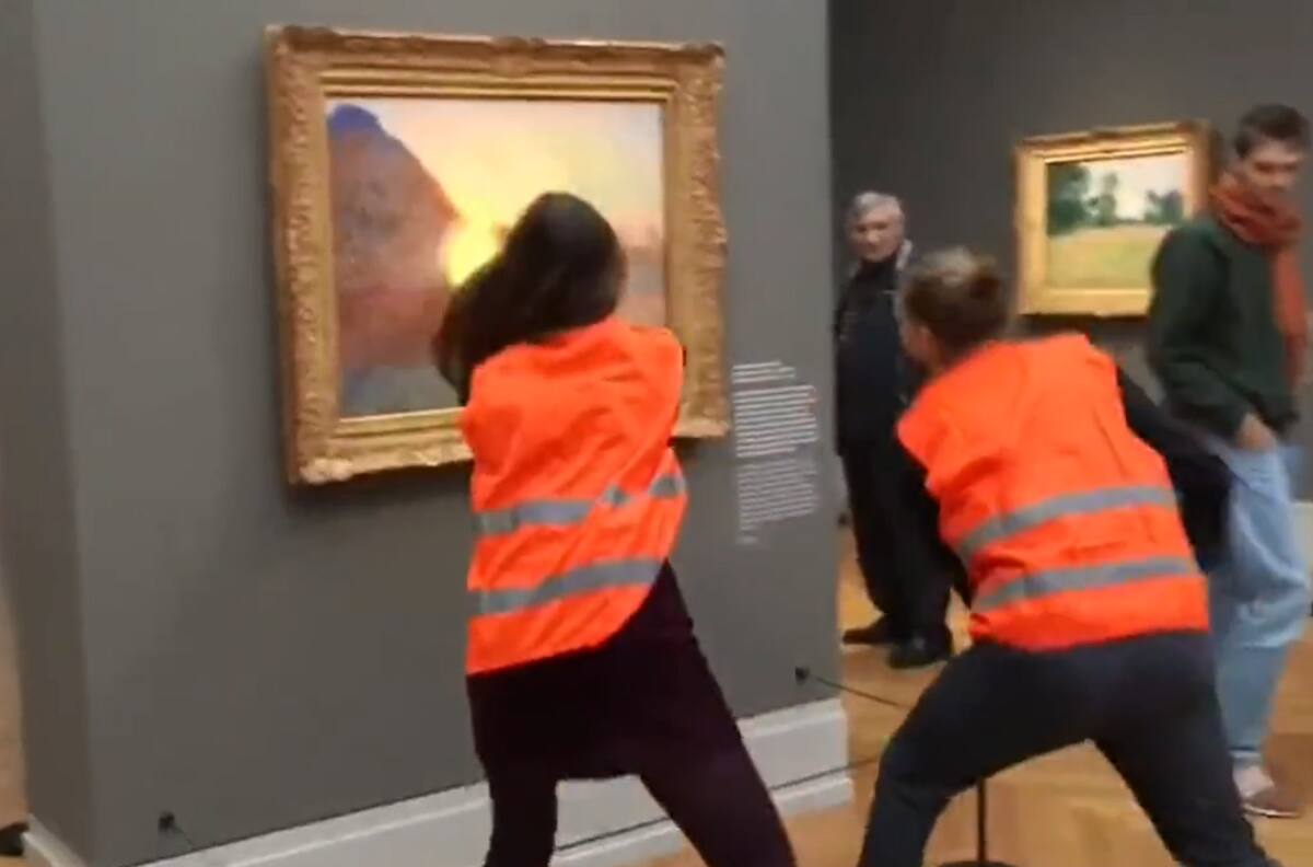 VIDEO | Activistas por el cambio climático lanzan puré de papas a pintura "Meules" de Monet: "La gente está muriendo de hambre"