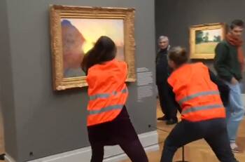 VIDEO | Activistas por el cambio climático lanzan puré de papas a pintura "Meules" de Monet: "La gente está muriendo de hambre"