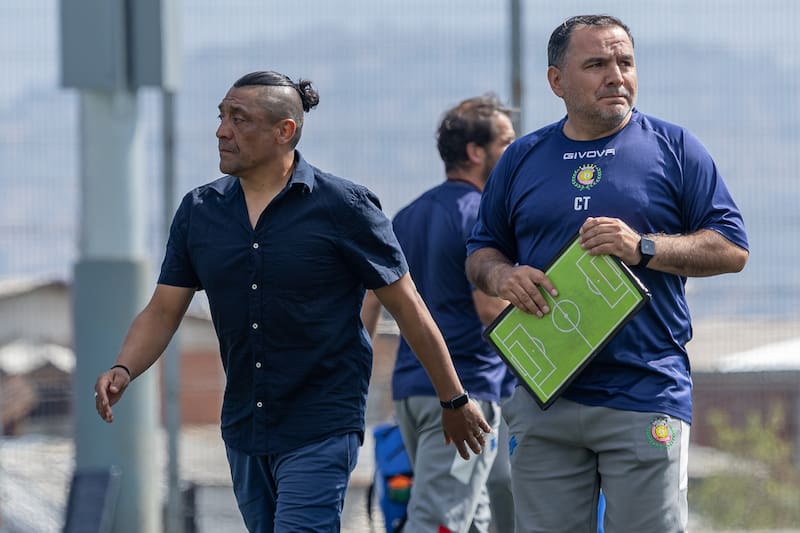 El estratega vuelve a dirigir a casi un mes de su ausencia en el equipo del Maule. Foto: Felipe Escobedo