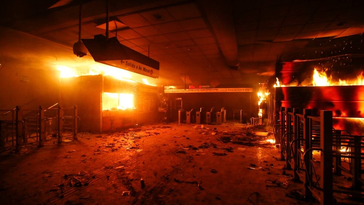 Estallido Social: Justicia absolvió a imputados de incendio en estación de Metro La Granja