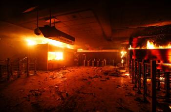 Estallido Social: Justicia absolvió a imputados de incendio en estación de Metro La Granja