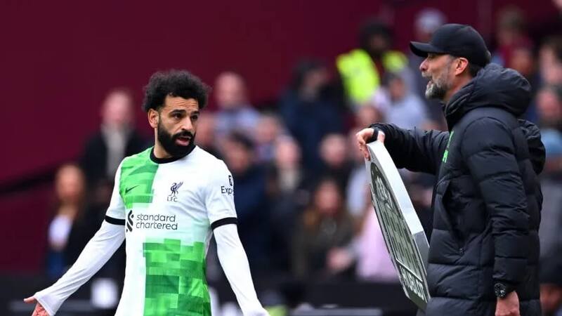 Discusión entre Jurgen Klopp y Mohamed Salah.