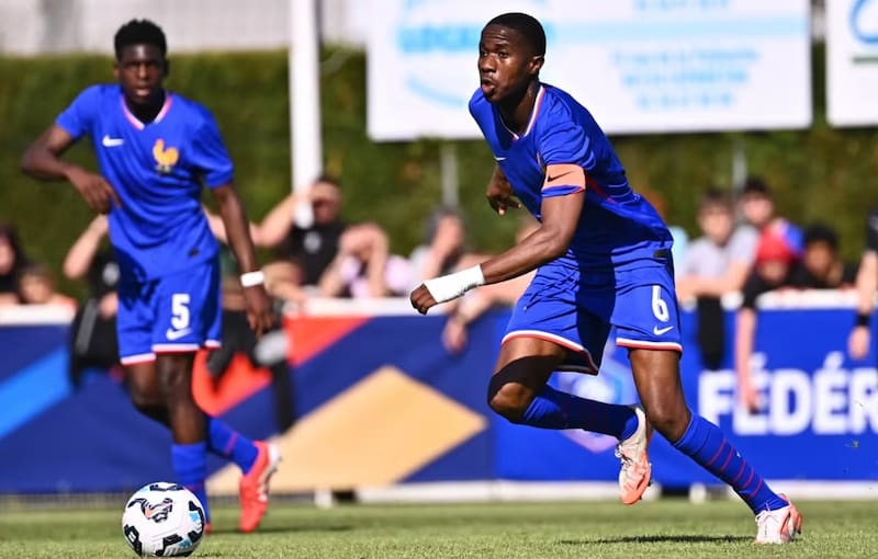 Volante y capitán de la Selección de Francia Sub 17.
