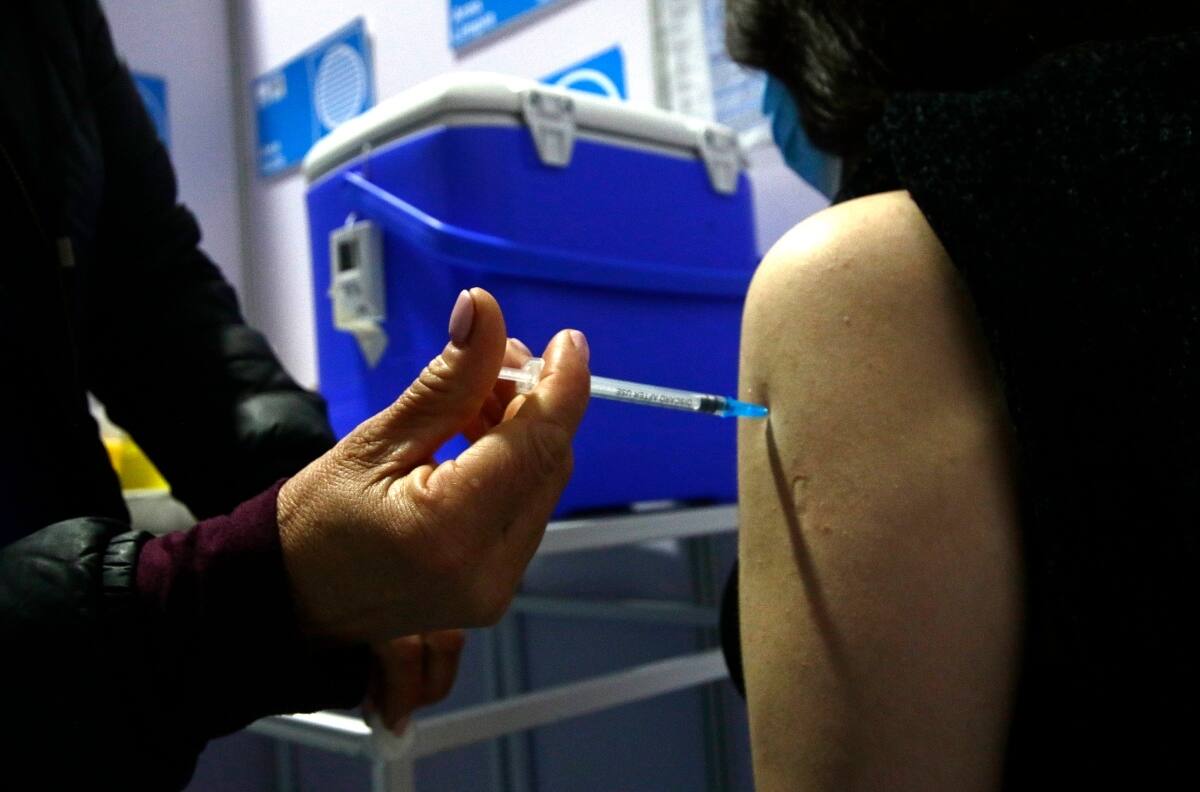 Paris y baja en efectividad de vacuna Sinovac: “habrá que priorizar la dosis de refuerzo”