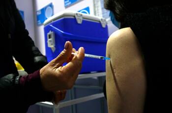 Paris y baja en efectividad de vacuna Sinovac: “habrá que priorizar la dosis de refuerzo”