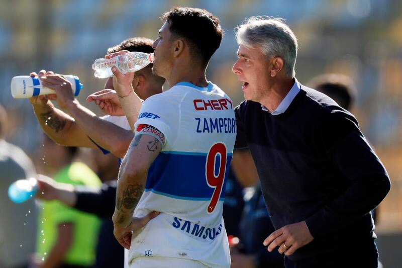 , entrenador de la Universidad Católica, le da instrucciones a Fernando Zampedri. Foto: Agencia Aton.