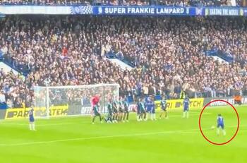 VIDEO | ¿Qué quiso hacer? El paupérrimo tiro libre de Sterling que dio la vuelta al mundo