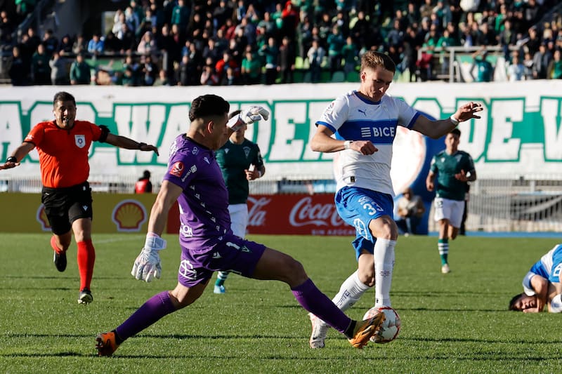 Milan Tudor en su debut profesional por la UC. Foto: Agencia Aton.