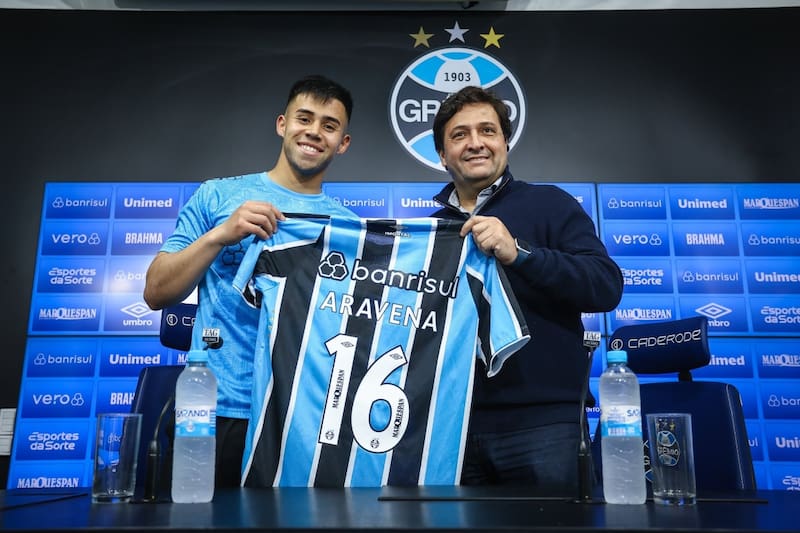 Alexander Aravena en su presentación en Gremio