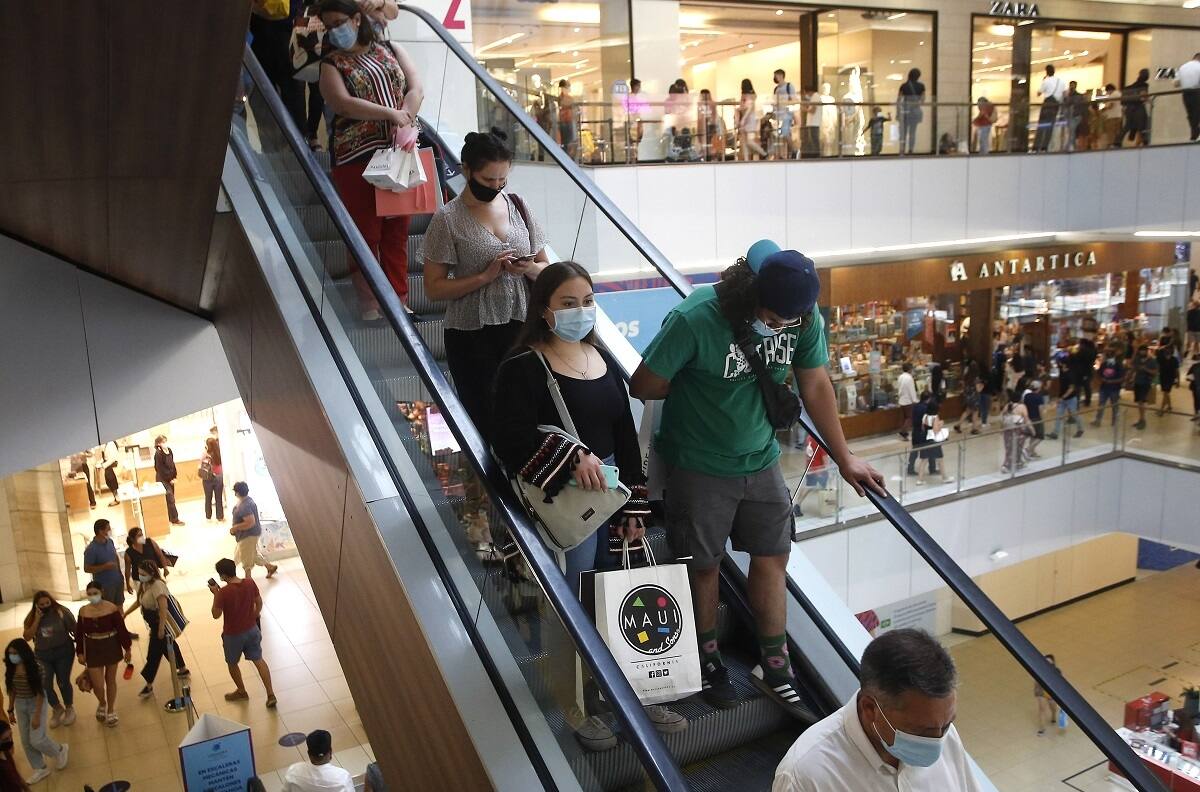"Es incomprensible que el Costanera Center tenga un aforo de 3.600 personas": críticas del Colegio Médico al Plan Paso a Paso