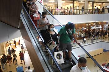 "Es incomprensible que el Costanera Center tenga un aforo de 3.600 personas": críticas del Colegio Médico al Plan Paso a Paso