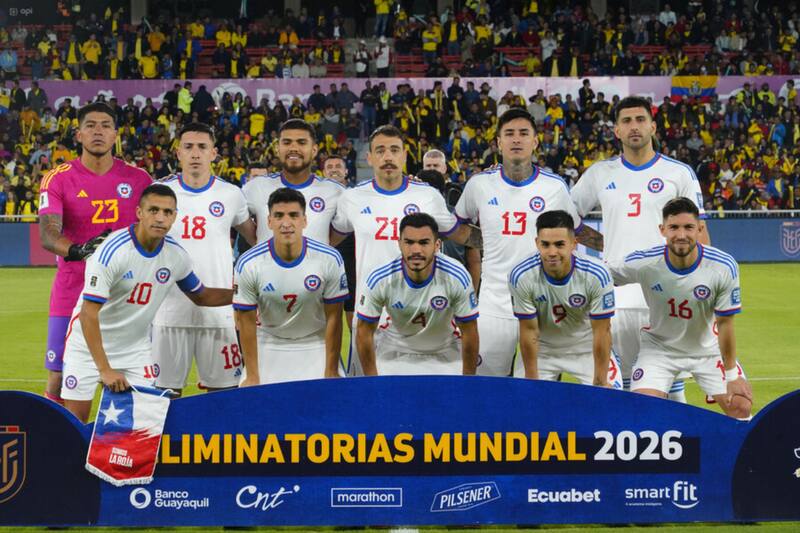 La formación titular de Chile en Quito (Foto: Photosport)