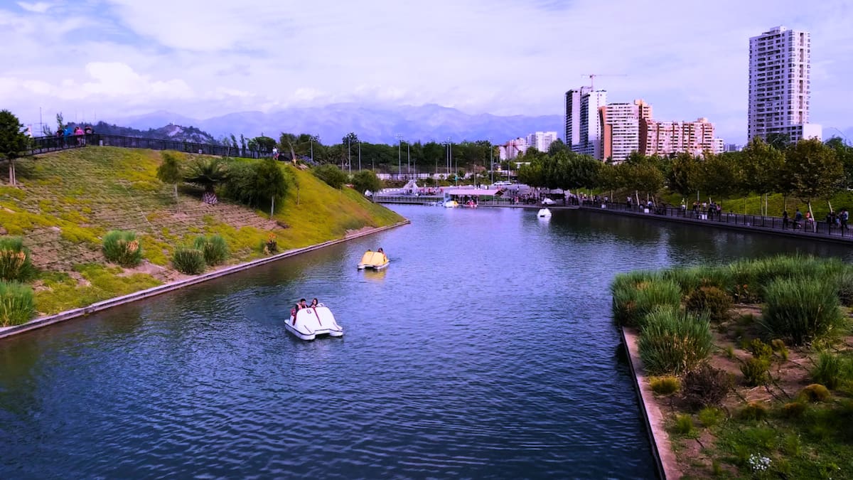 Te harán sentir como en Central Park: Cuatro parques únicos en Santiago que puedes visitar en micro