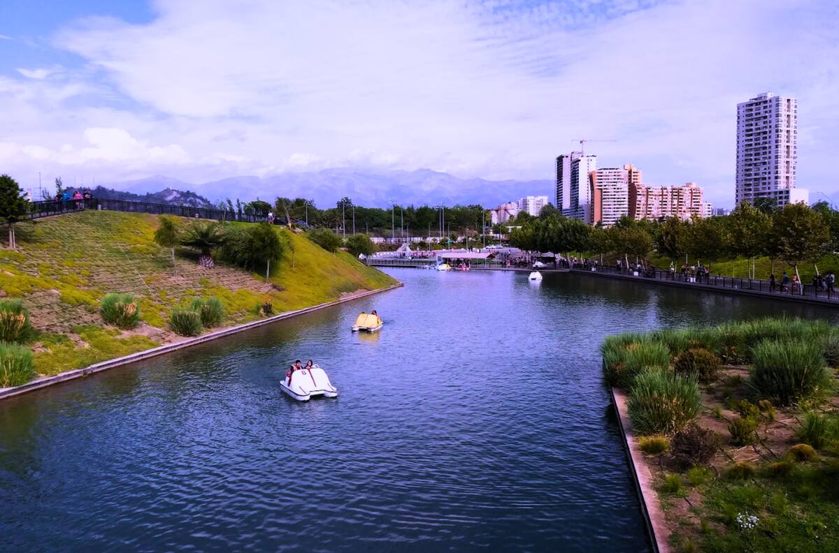 Te harán sentir como en Central Park: Cuatro parques únicos en Santiago que puedes visitar en micro