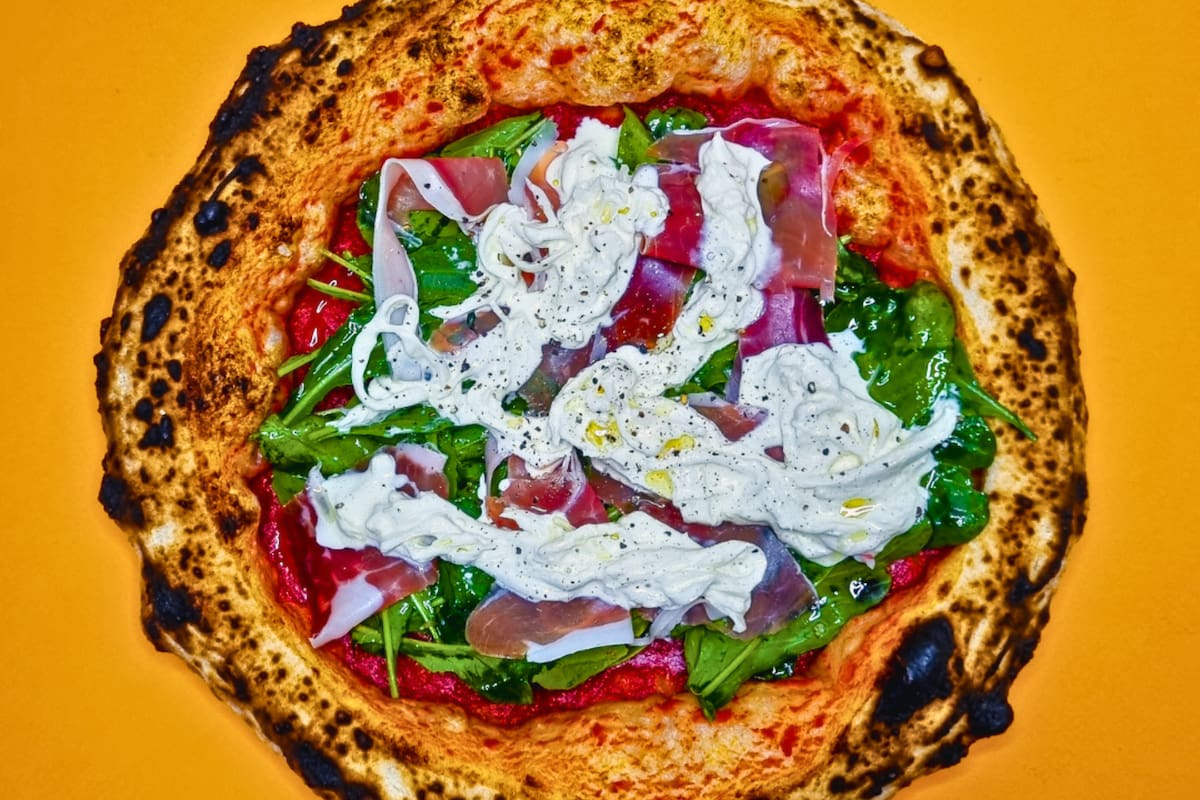 Descubre los horarios de este imperdible local de pizza en Santiago. Foto: 400 Pizzería.