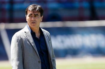 Guarello "baja" a Gustavo Quinteros de La Roja: "No puede haber ningún técnico relacionado con empresarios que hegemonizan los jugadores"