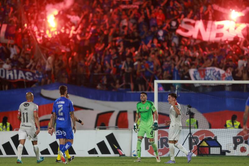 Waldo Ponce estuvo en la barra de la U durante el partido ante Calera. Foto: Aton.
