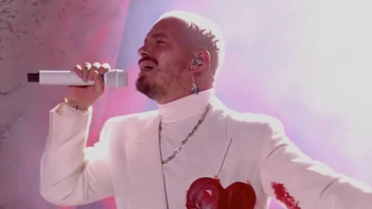 J Balvin emocionó con una sentida presentación de "Rojo" en los Latin Grammy