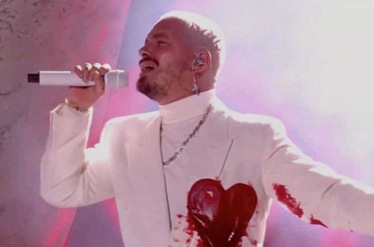 J Balvin emocionó con una sentida presentación de "Rojo" en los Latin Grammy