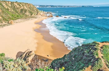 Aguas cristalinas y pozones aptos para baño en esta silenciosa playa del Litoral Central, ideal para terminar las vacaciones