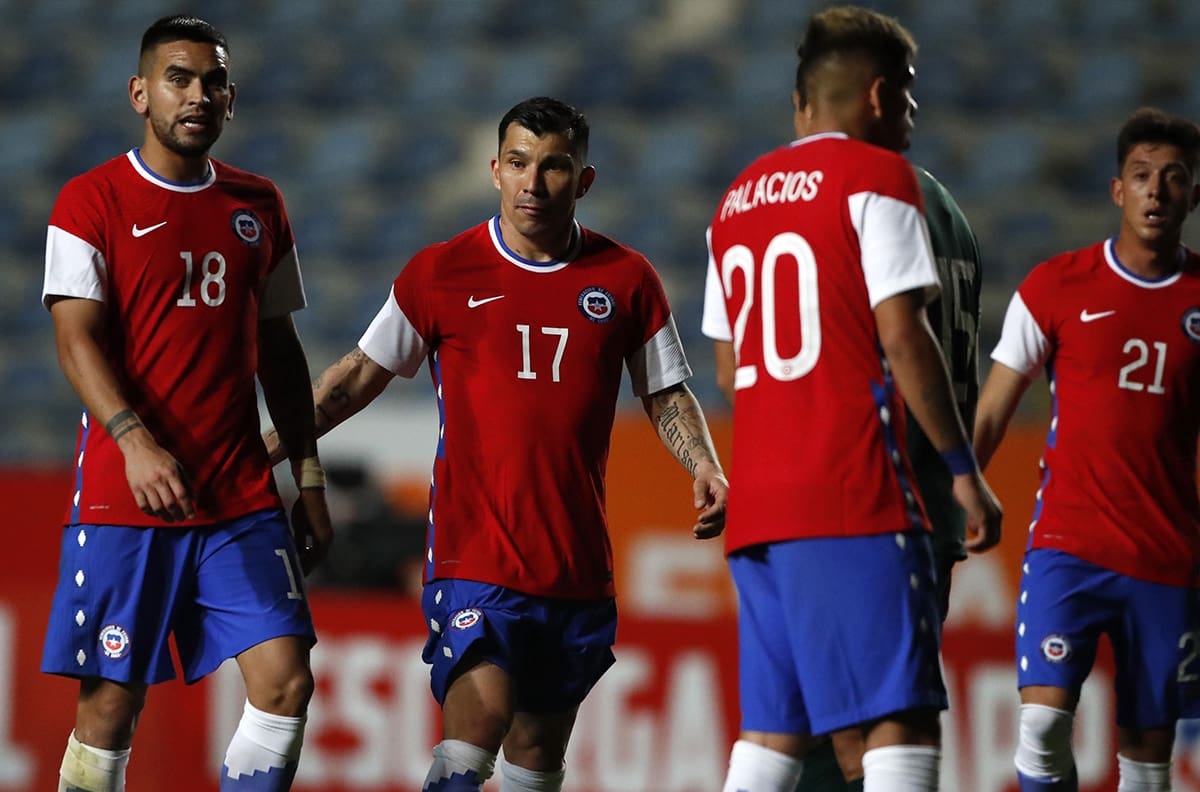 Dos chilenos aparecen en el once con mejor carrera en la selección que en sus clubes